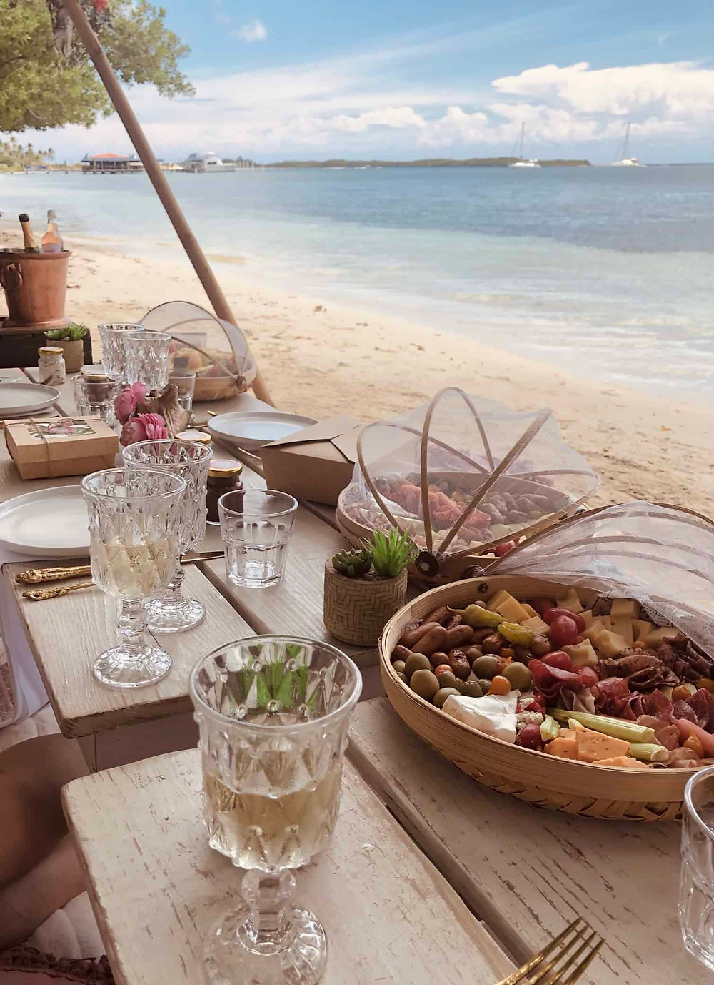 Private beach lunch by Picnic Aruba