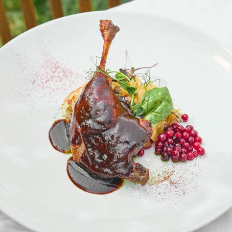 Confit de pato (pierna pernil) con puré de papa y salsa de frutos rojos