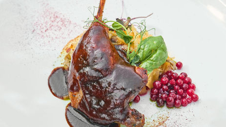 Confit de pato (pierna pernil) con puré de papa y salsa de frutos rojos