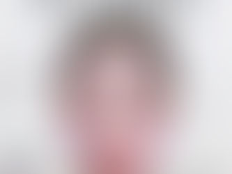 Muestra el rostro frontal de una mujer con líneas de colores trazadas sobre la piel para indicar direcciones de aplicación del tratamiento.
