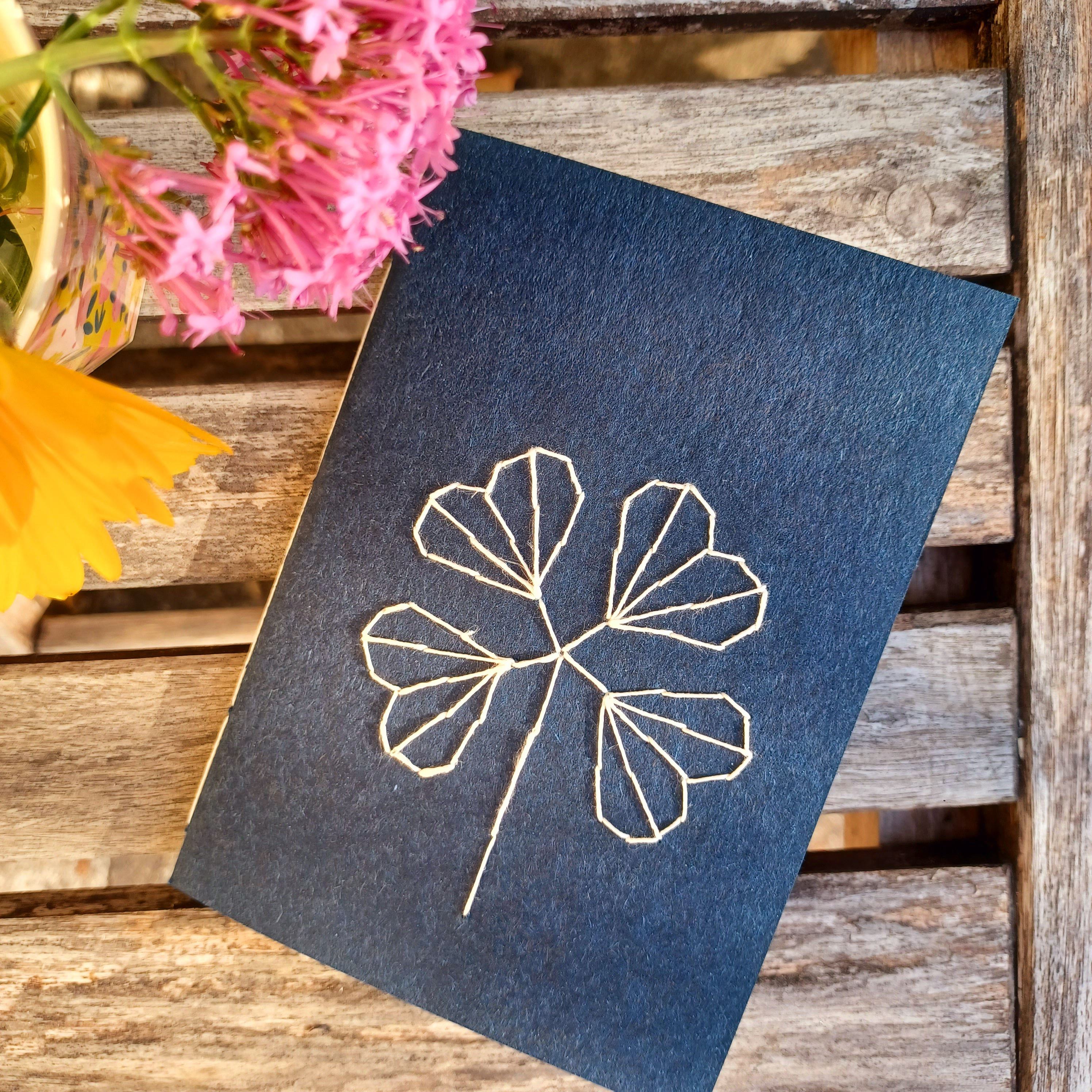 Carnet A6 trèfle brodé