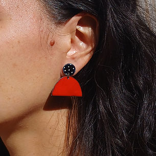 boucles d'oreille demi ronde rouge puce à pois
