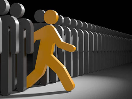 gele iconisch man stapt uit een rij van grijze iconische mannetjes