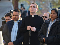 Fiéis se unem em oração, em frente ao hospital Gemelli, pela pronta recuperação do Papa Francisco