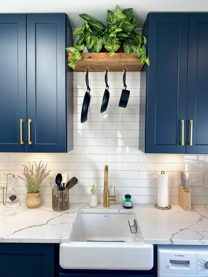 Kitchen with farmhouse sink and white subway tile backsplash