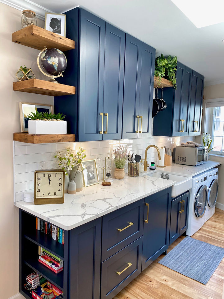 Contemporary kitchen with navy blue cabinetry