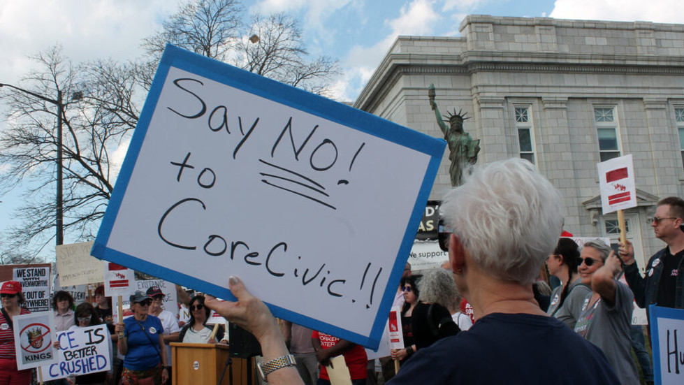 Manifestantes se congregan frente al Ayuntamiento de Leavenworth el 10 de marzo de 2026 para instar 