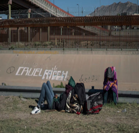 Migrantes venezolanos frente al muro fronterizo entre México y Estados Unidos, en octubre de 2022 en Ciudad Juárez. Foto de Gladys Serrano