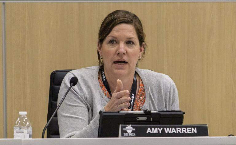 Amy Warren, representante del Distrito 6 en la Mesa de Educación de las Escuelas Públicas de Wichita, propone una moción para reabrir el Plan Maestro de Instalaciones y reevaluar el cierre de cuatro escuelas primarias. La moción fue rechazada y el cronograma propuesto fue aprobado. Allison Campbell, The Wichita Eagle.