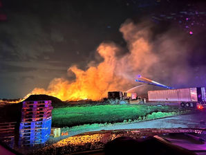 Incendio nocturno en Evergreen Recycle fue contenido gracias a la rápida respuesta y la lluvia