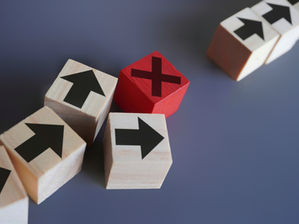 Gobernadora Kelly veta 15 proyectos de ley y marca diferencias con la Legislatura de Kansas