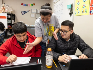 ‘Adaptarse a sus necesidades': Cómo se enseña inglés a los estudiantes migrantes antes de su graduación.