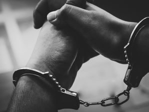 Una persona de Newton fue detenida después de que la policía encontrara artefactos explosivos en su casa.