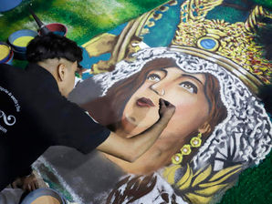 Tapetes monumentales de aserrín llenan de alegría el centro de México