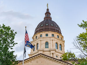 Corte Suprema de Kansas respalda autoridad de la gobernadora en disputa legal con el fiscal general Kris Kobach