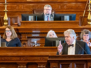 La Legislatura de Kansas aprueba un plan de gastos que dejaría al estado en un agujero de 460 millones de dólares en tres años