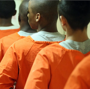 Kansas revierte las reformas de justicia juvenil basadas en la comunidad y amplía la detención para menores.