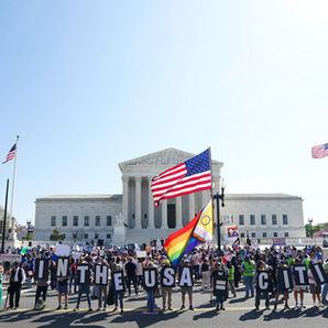 Los magistrados de la Corte Suprema de Estados Unidos se muestran escépticos ante el intento de Trump de acabar con la ciudadanía por derecho de nacimiento.