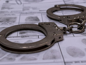 Arrestan a dos personas por ataque armado contra vivienda ocupada en Garden Plain