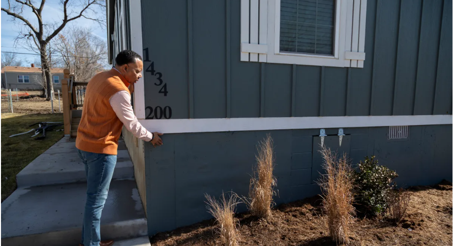 Kevass Harding, director ejecutivo de Hope Community Development Corporation, explica cómo las casas