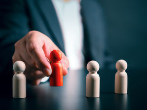 La gobernadora Kelly anuncia 17 nombramientos en juntas y comisiones estatales