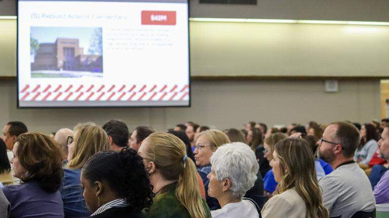 Decenas de miembros de la comunidad asistieron a la reunión de la mesa directiva de educación del 6 de abril, donde los administradores de las Escuelas Públicas de Wichita presentaron tres propuestas preliminares de emisión de bonos, cada una por un total de 615 millones de dólares. Allison Campbell, The Wichita Eagle