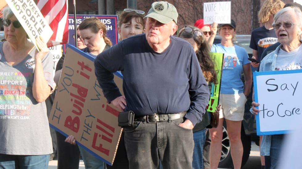 Manifestantes se congregan frente al Ayuntamiento de Leavenworth el 10 de marzo de 2026 para instar 