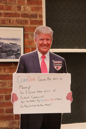 Manifestantes se congregan frente al Ayuntamiento de Leavenworth el 10 de marzo de 2026 para instar 