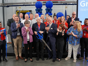 La gobernadora Kelly celebra la inauguración de la planta procesadora de carne de Walmart en Olathe