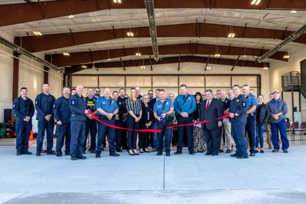 La Patrulla de Caminos de Kansas inaugura nuevo hangar aéreo en Hays
