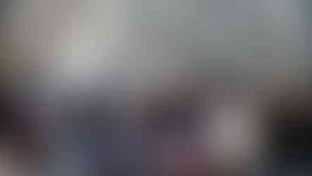 Manifestantes se congregan frente al Ayuntamiento de Leavenworth el 10 de marzo de 2026 para instar 