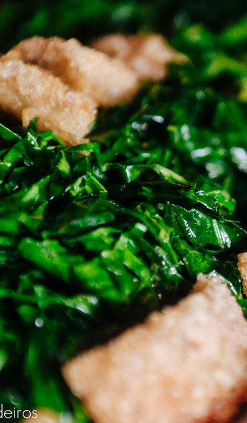 Acompanhamentos tradicionais da feijoada servidos em evento.