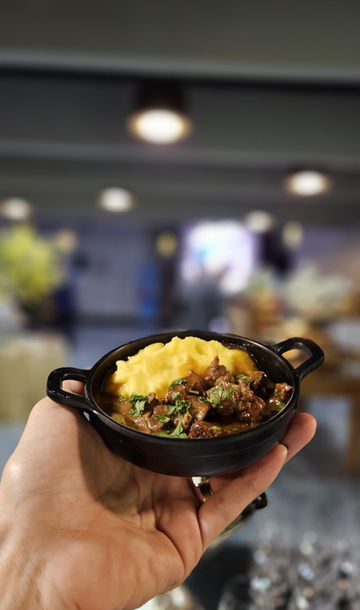 Mini porções, empratados, para casamentos, eventos corporativos e sociais, com pratos quentes e apresentação elegante.