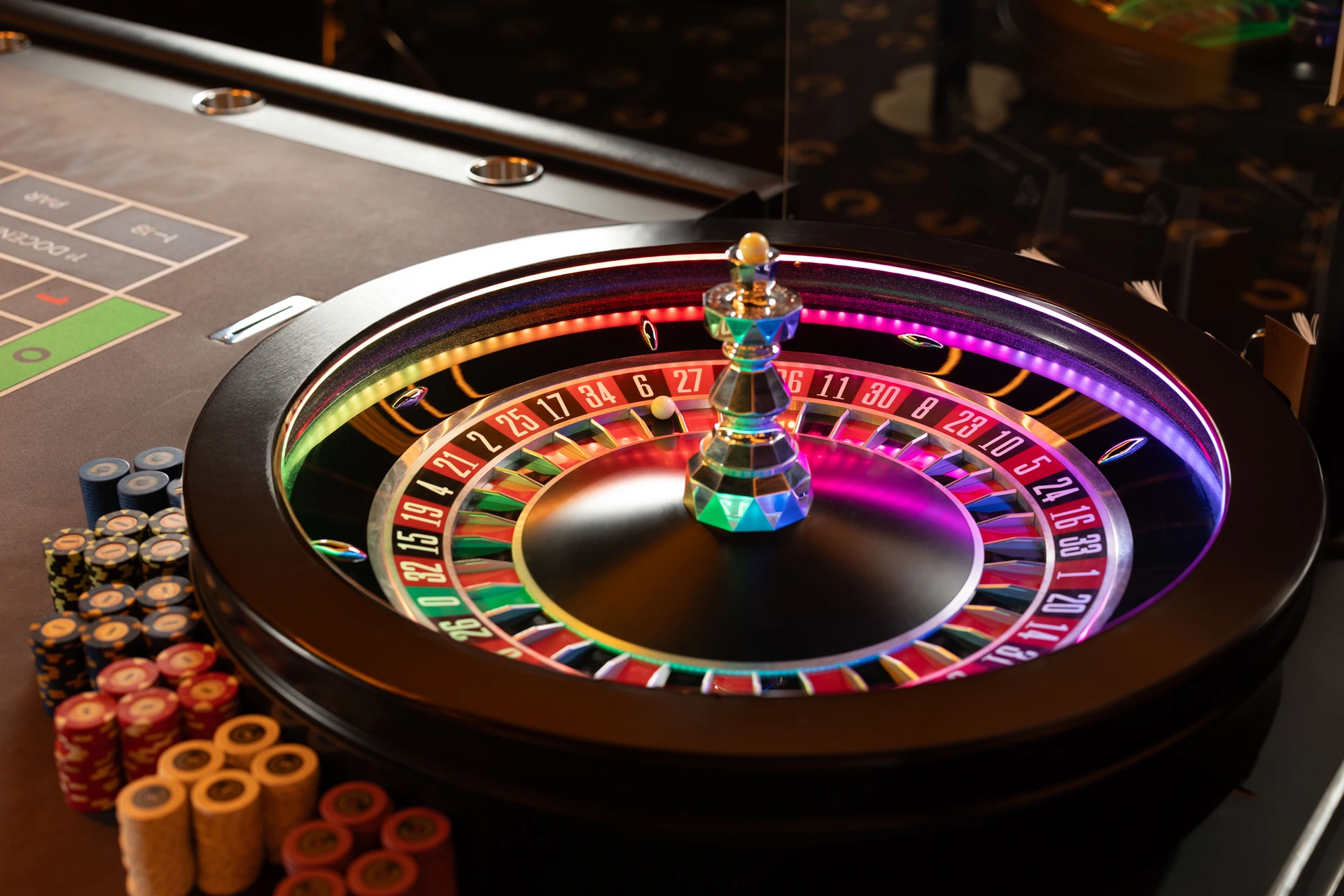 Evolution Dual Play Roulette의 룰렛 휠, 숫자 포켓, 공과 테이블 위의 칩