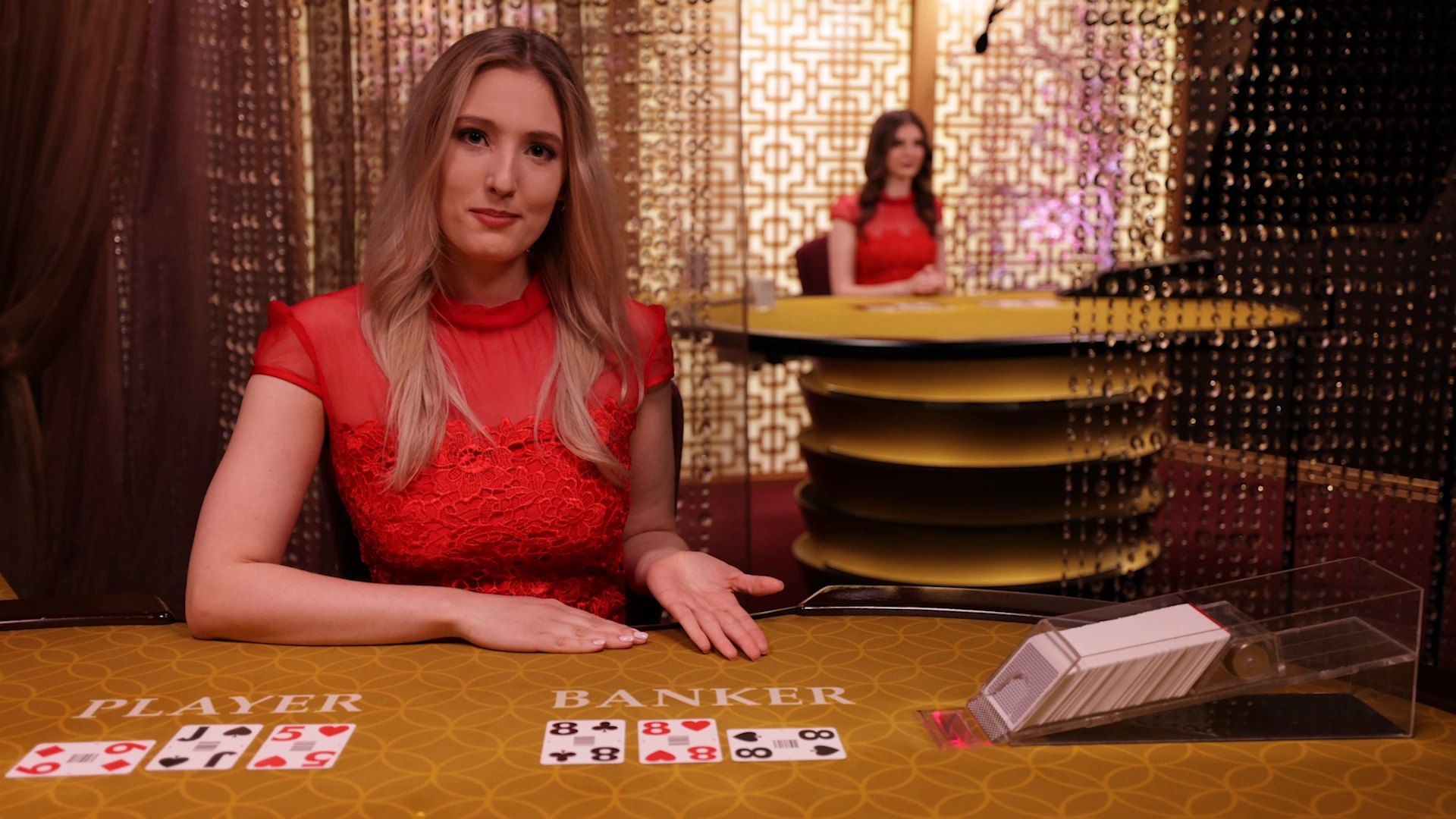 Evolution Speed Baccarat 공식 영상 속 딜러와 카드가 놓인 노란색 바카라 테이블