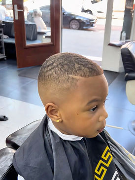 Jonge jongen met kapsel in kapperszaak. Cedric The Barber 1