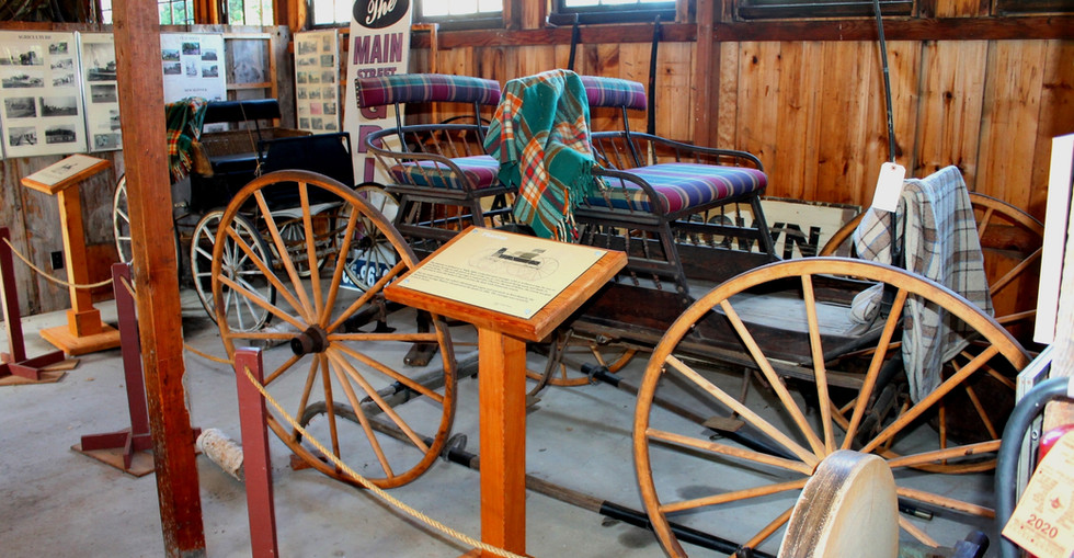 Carruajes en el granero de la familia Reichert en el complejo Maple Lane del Museo Histórico de Southold.