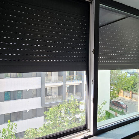 Rulourile exterioare din aluminiu sunt indispensabile pentru un mediu confortabil și sigur. Aceste rulouri exterioare sunt disponibile cu acționare manuală, electrică sau prin comandă vocală, adaptându-se perfect nevoilor tale. Rulourile exterioare asigură o protecție excelentă împotriva temperaturilor extreme, fiind ideale atât vara, cât și iarna. Materialele rezistente din care sunt fabricate rulourile exterioare le conferă o durabilitate crescută. Montajul rulourilor exterioare este simplu și nu necesită modificări ale ferestrei. Alege rulourile exterioare pentru o casă modernă și protejată.