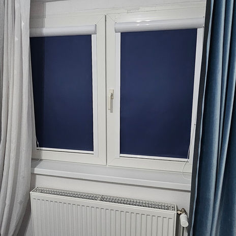 Roletele textile Zebra sunt o opțiune sofisticată pentru un control optim al luminii în interiorul casei tale. Aceste rolete textile combină două straturi de material care pot fi ajustate pentru a permite mai multă sau mai puțină lumină să pătrundă. Modelele opace sunt perfecte pentru camere unde ai nevoie de întuneric total, iar cele semiopace oferă o lumină difuză plăcută. Roletele textile Zebra sunt disponibile într-o varietate de culori și texturi, fiind soluția perfectă pentru un decor modern și elegant.

Alege roletele textile zi-noapte pentru un ambient sofisticat și funcțional. Aceste rolete textile combină benzi opace și transparente, permițând reglarea luminii în funcție de preferințe. Sunt ideale pentru dormitoare, sufragerii sau birouri, oferind un design modern și o funcționalitate excelentă. Roletele textile Zebra vin într-o gamă variată de culori și texturi, fiind ușor de integrat în orice stil de amenajare. Cu un montaj simplu și întreținere minimă, aceste rolete textile reprezintă o soluție eficientă pentru confortul casei tale.

