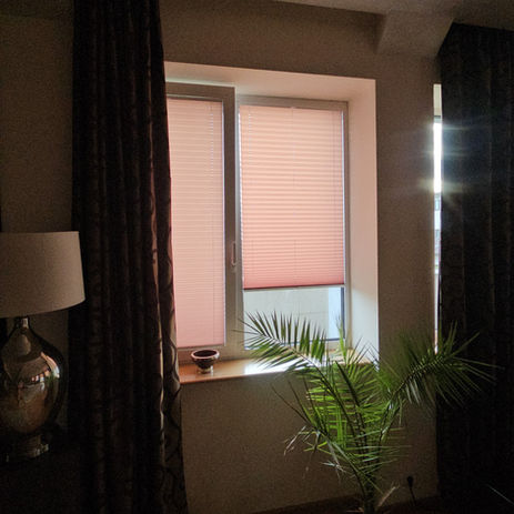 Pentru cei care doresc să blocheze complet lumina exterioară, jaluzelele plisse opace, cunoscute și sub denumirea de blackout, reprezintă alegerea perfectă. Acestea sunt ideale pentru dormitoare, camere de hotel sau orice spațiu unde se dorește întuneric total în timpul zilei. Fabricate din materiale special concepute pentru a împiedica pătrunderea luminii, aceste jaluzele asigură un mediu propice odihnei. În plus, ele oferă și o izolație termică și fonică superioară, contribuind la crearea unui ambient liniștit și confortabil. Designul elegant și funcționalitatea lor le fac o opțiune populară pentru cei care apreciază atât estetica, cât și practicitatea.
# Jaluzele Plisse Semiopace la Comandă – Atelierul de Plase, Diversitate de Culori, Texturi Premium și Eleganță pentru Orice Fereastră
Atelierul de Plase produce și comercializează **jaluzele plisse semiopace la comandă**, dedicate persoanelor care apreciază lumina naturală, designul modern și confortul zilnic. Datorită combinației perfecte dintre funcționalitate și estetică, jaluzelele plisse semiopace au devenit una dintre cele mai populare soluții pentru amenajările interioare moderne. Aceste sisteme permit filtrarea luminii naturale, oferă intimitate și contribuie la crearea unei atmosfere elegante în orice încăpere.
Dacă sunteți în căutarea unor **jaluzele plisse semiopace premium**, **jaluzele plisse București**, **jaluzele plisse Sector 3**, **jaluzele plisse Ilfov** sau **jaluzele plisse cu livrare în toată țara**, Atelierul de Plase vă pune la dispoziție o colecție impresionantă de materiale, texturi și culori, capabile să transforme complet aspectul oricărei locuințe.
## Jaluzele Plisse Semiopace – Alegerea Perfectă pentru Lumină Naturală și Intimitate
Unul dintre principalele motive pentru care clienții aleg jaluzele plisse semiopace este capacitatea acestora de a filtra lumina într-un mod plăcut și natural. Spre deosebire de sistemele blackout, materialele semiopace permit pătrunderea unei lumini difuze care luminează încăperea fără a crea disconfort.
Această caracteristică face ca jaluzelele plisse semiopace să fie ideale pentru:
* Livinguri;
* Bucătării;
* Birouri;
* Camere de zi;
* Spații comerciale;
* Recepții;
* Cabinete;
* Hoteluri și pensiuni.
Atelierul de Plase oferă soluții personalizate pentru fiecare tip de spațiu și pentru fiecare preferință estetică.
## Gamă Variată de Culori pentru Jaluzele Plisse Semiopace
Un avantaj major al colecției Atelierul de Plase îl reprezintă gama extinsă de culori disponibile. Clienții pot alege dintre zeci de nuanțe moderne și elegante, adaptate celor mai diverse stiluri de amenajare interioară.
Disponibilitatea unei game variate de culori transformă jaluzelele plisse semiopace într-un element decorativ important. Fie că preferați tonuri neutre și elegante sau culori contemporane și îndrăznețe, Atelierul de Plase vă poate oferi soluția ideală.
Printre cele mai solicitate culori se regăsesc:
* Alb;
* Alb perlat;
* Crem;
* Bej;
* Cappuccino;
* Gri deschis;
* Gri antracit;
* Maro;
* Nisipiu;
* Verde salvie;
* Albastru pastel;
* Grafit;
* Negru decorativ.
Aceste opțiuni permit integrarea armonioasă a jaluzelelor în orice proiect de amenajare.
## Texturi Premium pentru Amenajări Elegante
Atelierul de Plase pune un accent deosebit pe diversitatea materialelor. Colecția de jaluzele plisse semiopace include numeroase texturi premium, create pentru a oferi un aspect sofisticat și modern.
Clienții pot opta pentru:
* Texturi textile fine;
* Materiale cu aspect natural;
* Texturi decorative moderne;
* Materiale cu efect elegant de țesătură;
* Texturi premium pentru interioare exclusiviste;
* Materiale cu aspect minimalist;
* Finisaje moderne pentru locuințe contemporane.
Diversitatea texturilor este un avantaj important pentru cei care caută jaluzele plisse personalizate și soluții de design interior premium.
## Jaluzele Plisse Semiopace pentru Living și Zone de Relaxare
Livingul este locul unde lumina naturală joacă un rol esențial în crearea unei atmosfere plăcute. Jaluzelele plisse semiopace permit reglarea luminii și oferă protecție împotriva privirilor din exterior fără a întuneca încăperea.
Mulți clienți aleg jaluzele plisse semiopace pentru living deoarece acestea:
* Creează o atmosferă caldă;
* Mențin luminozitatea naturală;
* Oferă intimitate;
* Completează designul interior;
* Se potrivesc amenajărilor moderne și clasice.
Atelierul de Plase produce jaluzele plisse pentru living la comandă, adaptate fiecărui proiect.
## Jaluzele Plisse Semiopace pentru Bucătărie
Bucătăria este un spațiu care necesită lumină naturală pe parcursul întregii zile. Jaluzelele plisse semiopace sunt ideale deoarece permit pătrunderea luminii și contribuie la menținerea unui aspect aerisit și elegant.
Datorită materialelor rezistente și ușor de întreținut, aceste sisteme sunt o alegere excelentă pentru bucătării moderne.
## Jaluzele Plisse București – Soluții Premium pentru Locuințe Moderne
Cererea pentru **jaluzele plisse București** este într-o continuă creștere, iar Atelierul de Plase răspunde acestei cereri prin produse de calitate superioară și servicii profesionale.
Fiecare sistem este realizat la comandă și configurat conform dimensiunilor exacte ale ferestrei. Clienții beneficiază de consultanță, măsurători și produse premium adaptate nevoilor lor.
## Jaluzele Plisse Sector 3 și Jaluzele Plisse Ilfov
Atelierul de Plase oferă servicii dedicate pentru clienții care caută:
* Jaluzele plisse Sector 3;
* Jaluzele plisse București;
* Jaluzele plisse Ilfov;
* Jaluzele plisse pentru apartamente;
* Jaluzele plisse pentru case;
* Jaluzele plisse pentru vile.
Produsele sunt realizate folosind materiale premium și tehnologii moderne de fabricație.
## Jaluzele Plisse cu Livrare în Toată România
Atelierul de Plase oferă și **jaluzele plisse semiopace cu livrare în toată România**, permițând clienților din orice oraș să beneficieze de produse personalizate și de înaltă calitate.
Indiferent dacă locuiți în București, Cluj-Napoca, Brașov, Sibiu, Constanța, Iași, Timișoara sau Oradea, puteți comanda jaluzele plisse semiopace realizate exact conform cerințelor dumneavoastră.
## De ce să alegi Atelierul de Plase?
Atelierul de Plase este alegerea ideală pentru clienții care caută:
* Jaluzele plisse semiopace premium;
* Jaluzele plisse semiopace cu texturi moderne;
* Jaluzele plisse semiopace în culori variate;
* Jaluzele plisse București;
* Jaluzele plisse Sector 3;
* Jaluzele plisse Ilfov;
* Jaluzele plisse cu livrare în țară;
* Jaluzele plisse la comandă;
* Jaluzele plisse pentru living;
* Jaluzele plisse pentru bucătărie.
Prin varietatea impresionantă de culori, texturi premium, materiale de calitate și servicii profesionale, Atelierul de Plase oferă soluții moderne pentru orice tip de fereastră. Jaluzelele plisse semiopace reprezintă combinația perfectă între lumină naturală, confort, eleganță și funcționalitate, fiind alegerea ideală pentru locuințele și spațiile comerciale contemporane.