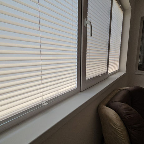 Alege glafuri din PVC pentru un decor modern și protecție maximă a ferestrelor. Acestea sunt disponibile într-o gamă largă de culori și dimensiuni, fiind ușor de asortat cu designul interior al casei tale.

Glafurile din PVC sunt soluția practică pentru orice locuință. Acestea sunt rezistente la apă, ușor de întreținut și oferă un aspect elegant ferestrelor tale, fără a necesita reparații frecvente.

Dacă vrei ferestre impecabile, alege glafuri din PVC. Acestea sunt ușor de instalat și oferă un aspect modern și sofisticat. În plus, sunt rezistente la umezeală și nu necesită vopsire sau întreținere complicată.