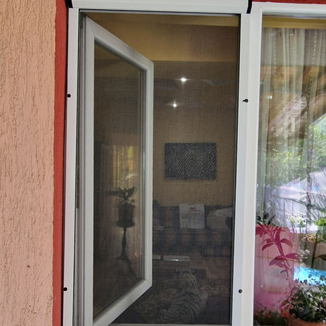 Plasele rulou reprezintă o soluție inteligentă pentru protecția locuinței. Aceste plase rulou cu amortizor sunt ideale pentru ferestre, asigurând o utilizare facilă și o închidere controlată. Plasele rulou sunt realizate din materiale de calitate, garantând durabilitate și eficiență. Montajul plasei rulou se face rapid, fără a afecta structura ferestrei. Dacă îți dorești protecție eficientă și un aspect modern, alege plase rulou pentru ferestre.