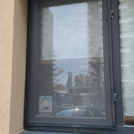 Plasele batante sunt o alegere excelentă pentru orice locuință. Acestea se montează pe uși sau ferestre și asigură un acces ușor, datorită sistemului cu balamale. Fabricate din materiale rezistente, oferă protecție împotriva insectelor fără a bloca circulația aerului. Modelele moderne sunt estetice și se integrează perfect în designul casei. Dacă dorești o soluție practică și de lungă durată, plasele batante sunt răspunsul!