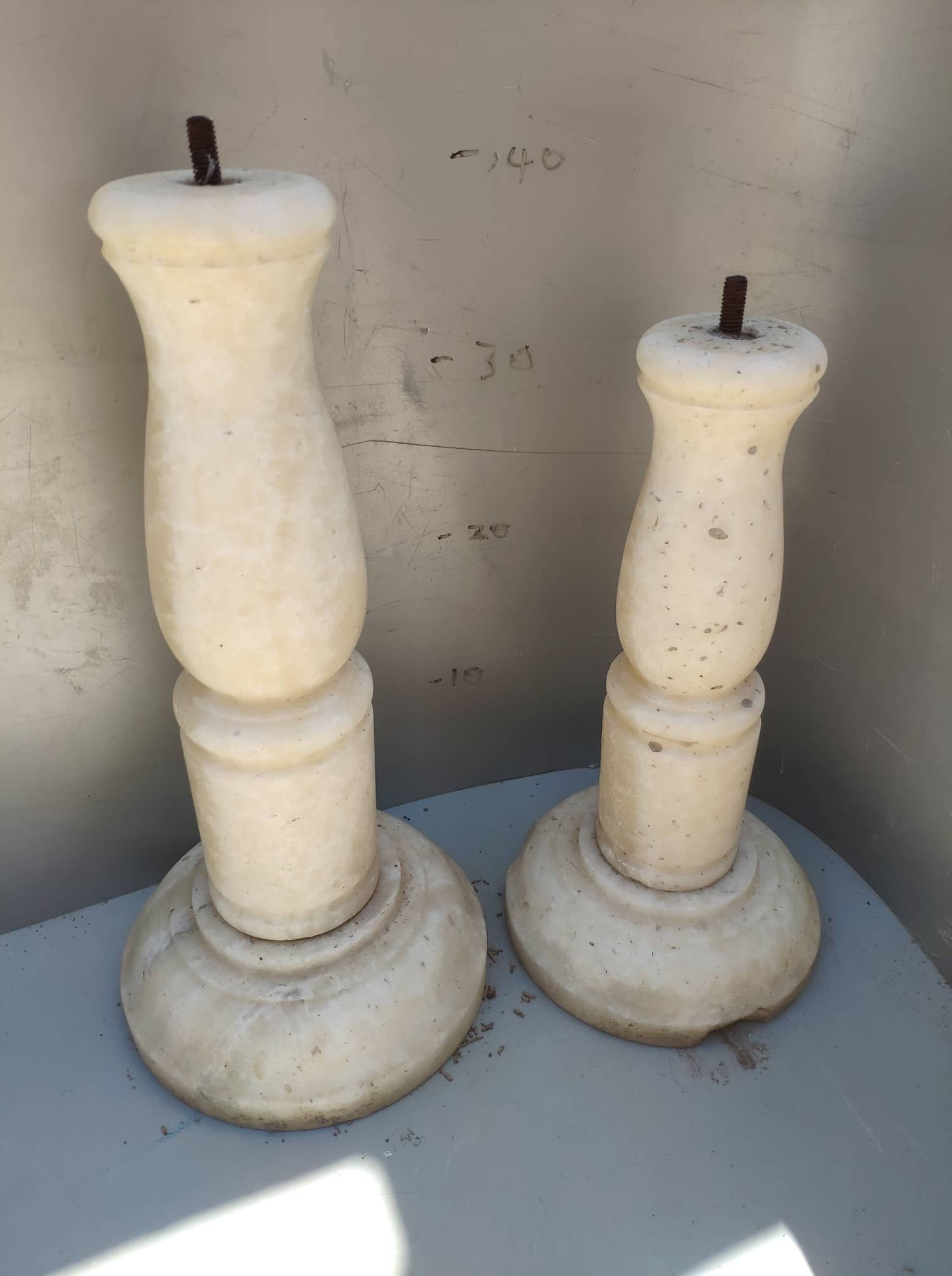 ΔΥΟ ΜΑΡΜΑΡΙΝΕΣ ΚΟΛωΝΕΣ