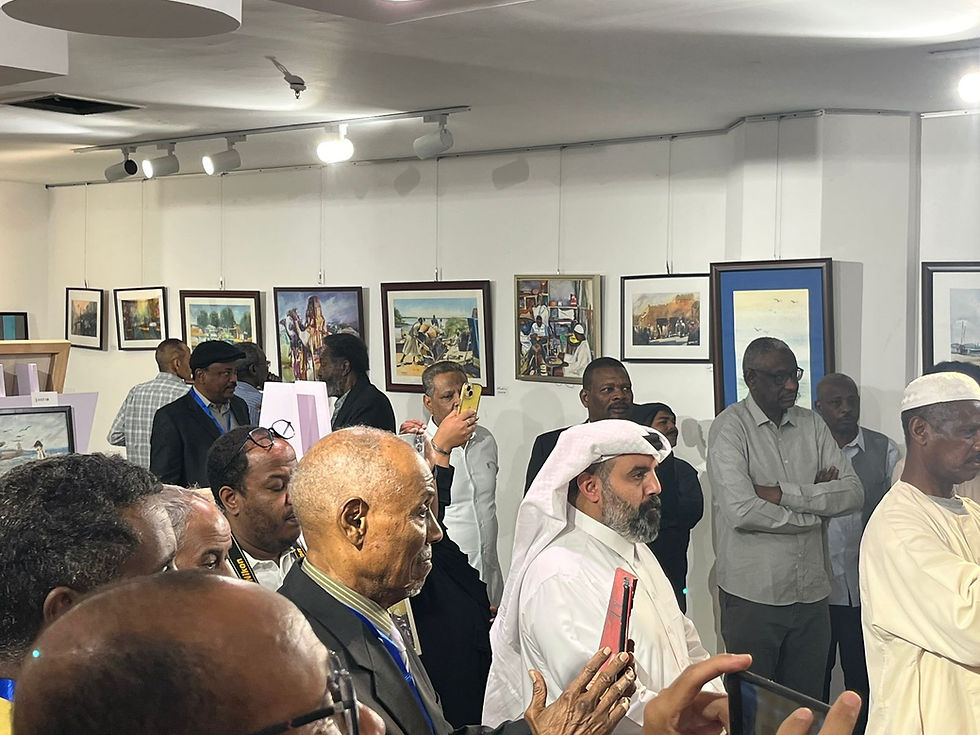 من داخل معرض العودة لبيت التشكيليين السودانيينفي صالة تكعيب