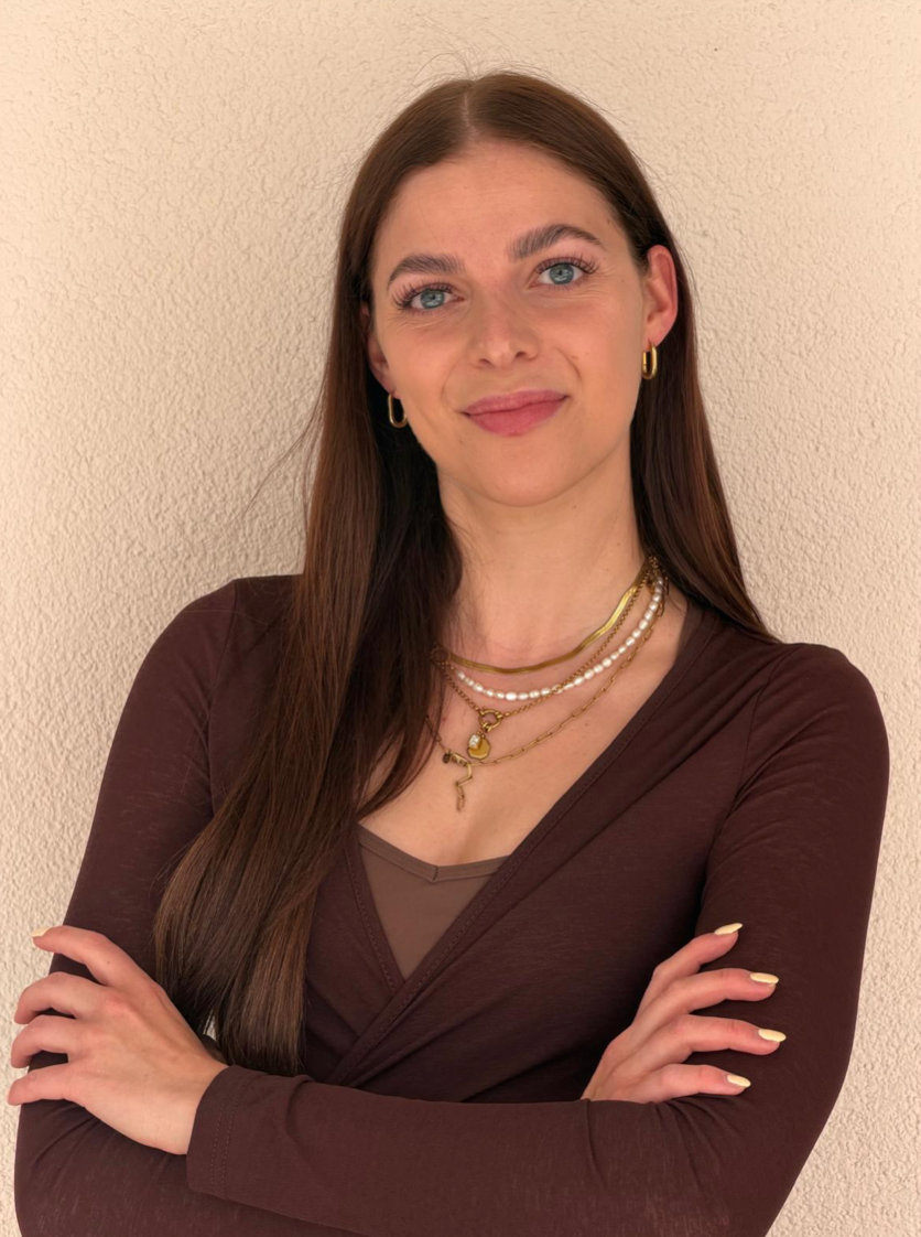 Als Sporttherapeutin in der Kinder- und Jugendpsychiatrie aber auch in ihrer Freizeit ist Sport generell ein wichtiger Teil von Theresas Leben.
Reformer Pilates ist für sie der perfekte Ausgleich zum Alltag, weil eine Stunde auf dem Reformer richtig anstrengend sein kann und man sich danach trotzdem fühlt, als wäre man beim Wellness gewesen. Reformer bedeutet für Theresa, sich bewusst Zeit zu nehmen für seinen Körper, seinen Kopf und einen Moment weit weg vom Alltagsstress.
In ihren Stunden möchte sie genau dieses Gefühl weitergeben: Spaß an Bewegung, kleine Herausforderungen, jede Menge gute Energie und das stolze Gefühl, am Ende etwas für sich selbst getan zu haben. Theresa freut sich darauf, gemeinsam mit euch zu schwitzen, zu lachen und stärker zu werden!