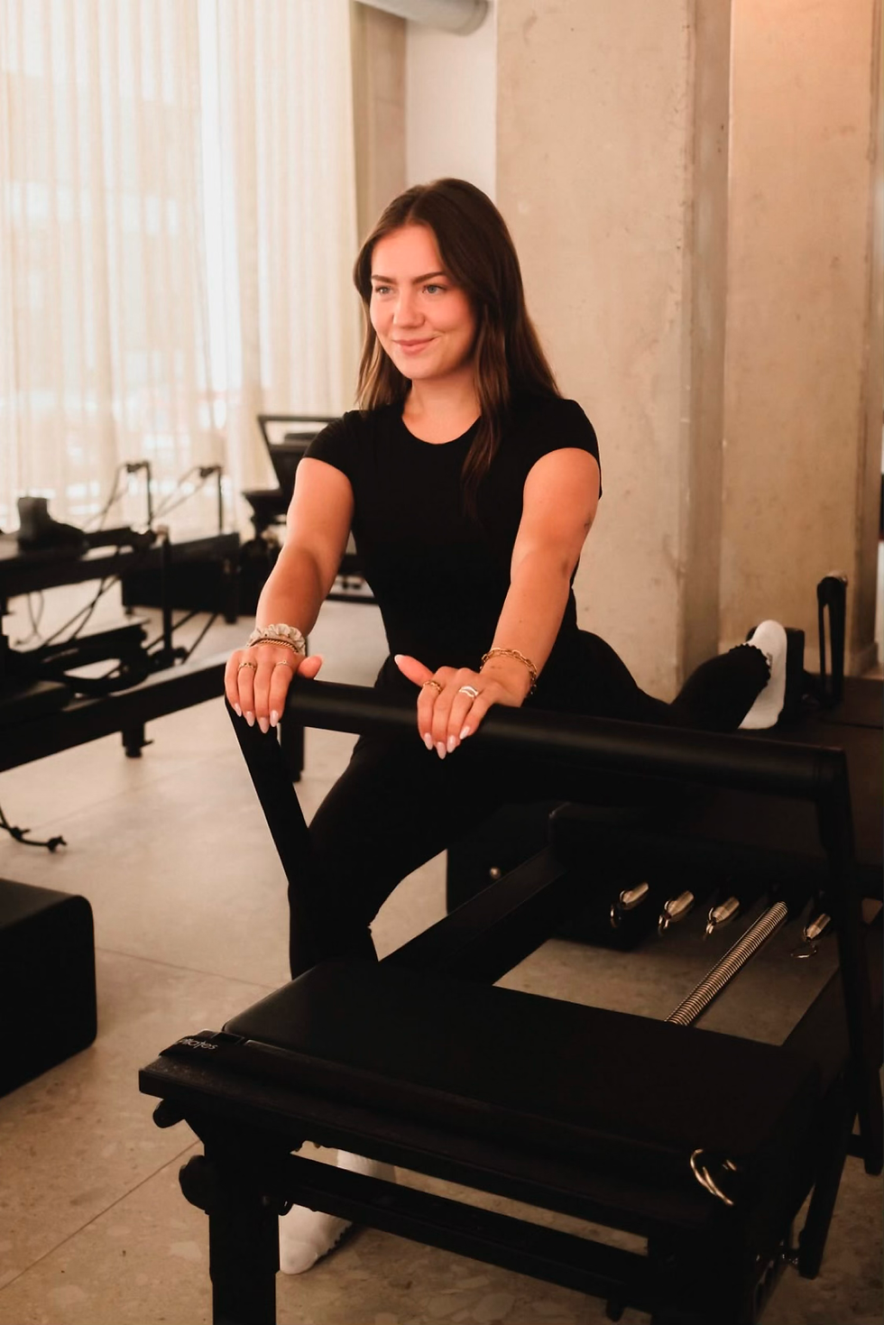 Was Johanna an Reformer Pilates besonders schätzt, ist die Kombination aus Gemeinschaft, Musik und bewusster Bewegung - und die Möglichkeit, für 60 Minuten im Hier und Jetzt anzukommen.
Ihre Classes verbinden Kraft, Kontrolle und fließende Bewegungen mit einer motivierenden Atmosphäre. Durch ihre Leidenschaft fürs Tanzen bringt sie ein besonderes Gespür für Rythmus und Flow in jede Class.
Mit ihrer ruhigen, einfühlsamen Art, begleitet von House Beats und viel positiver Energie, schafft sie einen Raum, in dem sich jede:r willkommen fühlt und unterstützt dich dabei, stärker, beweglicher und selbstbewusster zu werden.