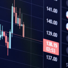 Karanlık ekranda borsa mum grafiği ve fiyat göstergeleri - borsada hisse manipülasyonu ve piyasa dolandırıcılığı