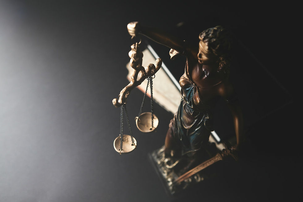 Karanlık zeminde terazi tutan adalet heykeli - Anayasa Mahkemesi süresiz nafaka kararı