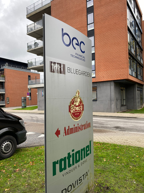 AR_Skilte_BEC_Herning_Totalskiltning _foliedeko_pylon (2).jpeg